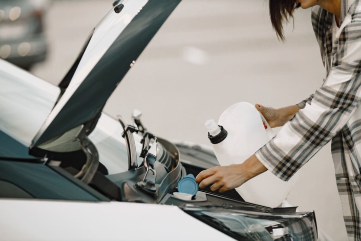 Waarom Tijdig Vervangen van Vloeistoffen Je Auto Redt